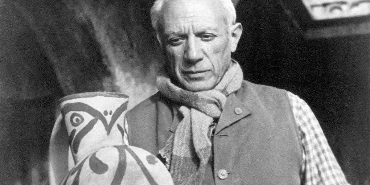 Picasso peignant une de ses poteries dans son atelier à Vallauris (détail), image © Keystone-France / Gamma-Keystone via Getty Images