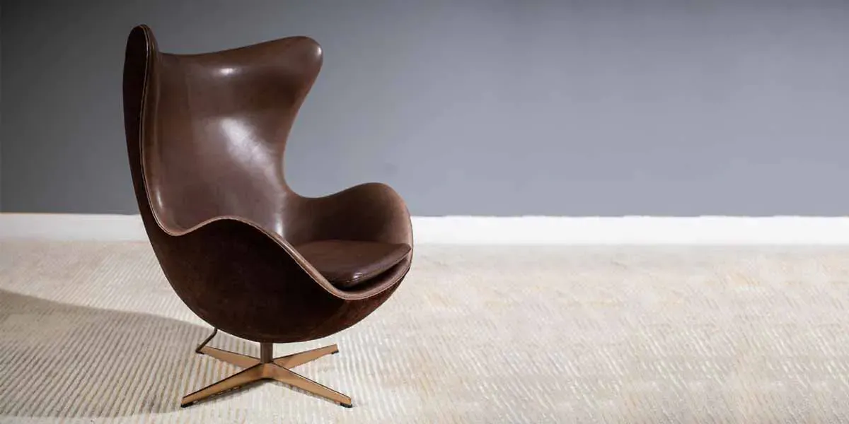 Arne Jacobsen pour Fritz Hansen, The Golden « Egg » Chair, 2008, cuir, daim et bronze. Photo © deVeres