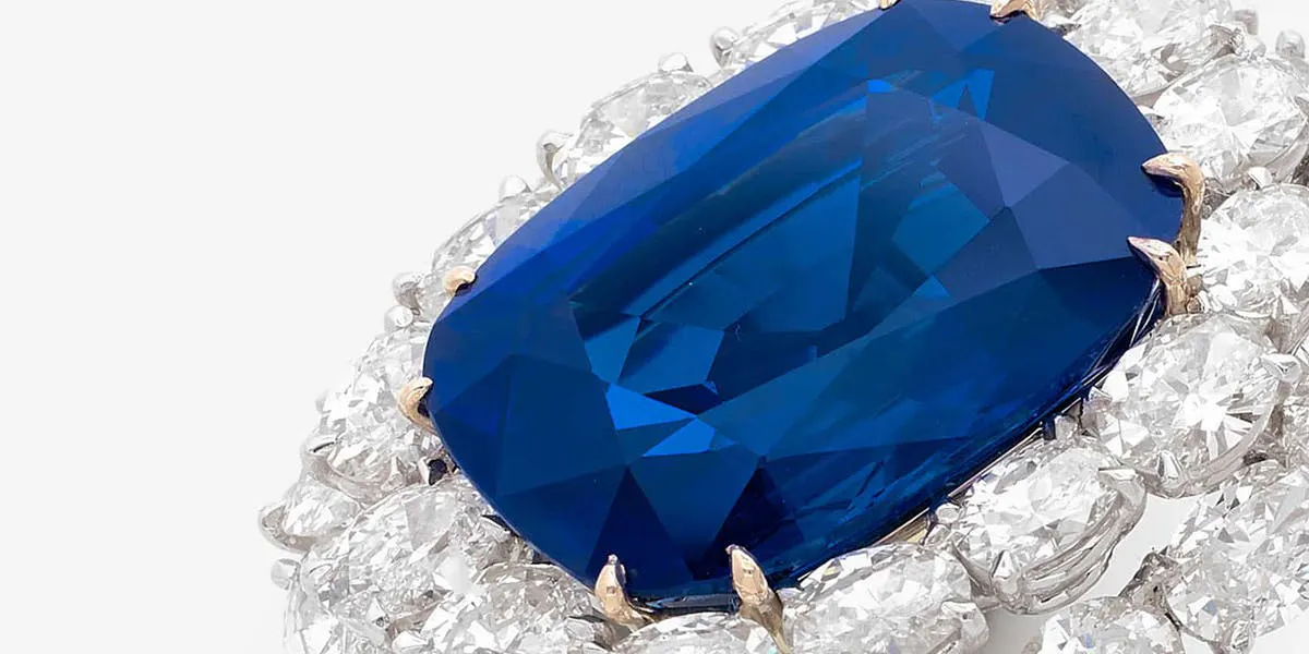 Important platinum and yellow gold ring, embellished with an exceptional cushion-cut Kashmir sapphire weighing 27.94 carats (detail). Photo © HVMC 