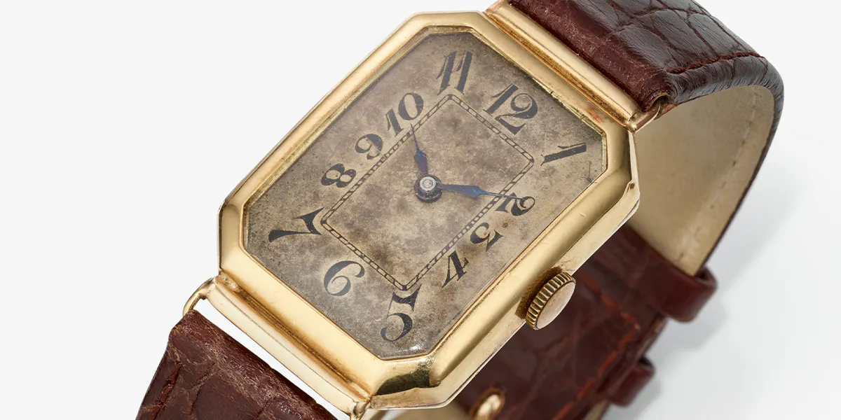 Herrenarmbanduhr aus dem Besitz von Thomas Mann, Schweiz, 1930er Jahre, vergoldetes Gehäuse, silbernes Zifferblatt, braunes Lederarmband mit Krokoprägung. Foto © Neumeister (Detail)