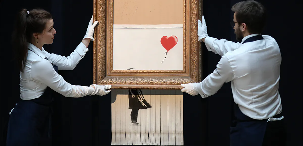 ​​L'opera di Banksy "Love is in the Bin" da Sotheby's il 12 ottobre 2018 a Londra, Inghilterra. L'opera, che originariamente si chiamava "Girl with Balloon", è passata attraverso un distruggi-documenti nascosto pochi secondi dopo che l'opera è stata venduta alla Contemporary Art Evening Sale di Sotheby's a Londra il 5 ottobre 2018, diventando così la prima opera d'arte nella storia ad essere creata dal vivo durante un'asta. (Foto: Tristan Fewings / Getty Images per Sotheby's)