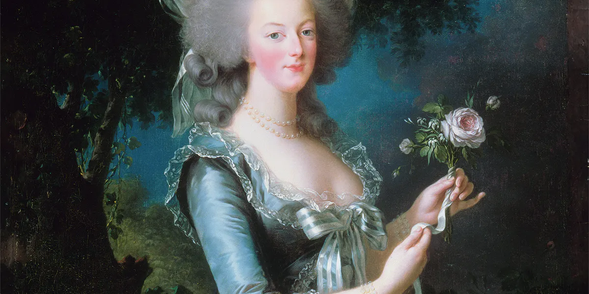 Élisabeth Vigée-Lebrun, Marie Antoinette à la Rose, 1783, olio su tela, 113 x 87 cm, Castello di Versailles. Foto di dominio pubblico (dettaglio)