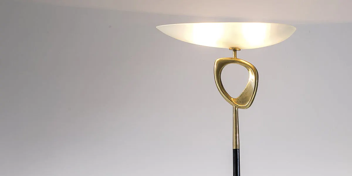 Max Ingrand, lampadaire rare, laiton, bois de noyer noirci, moulage en laiton, verre satiné bombé et rectifié, produit par Fontana Arte, vers 1956, image © Wannenes
