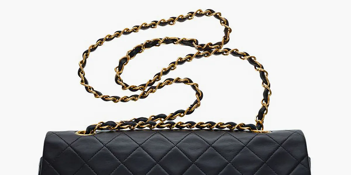 Un sac à double rabat en cuir noir matelassé : le classique de Chanel. Proposé dans une vente aux enchères qui se terminera le 20 juin à 20 heures. Photo © Catawiki (détail)