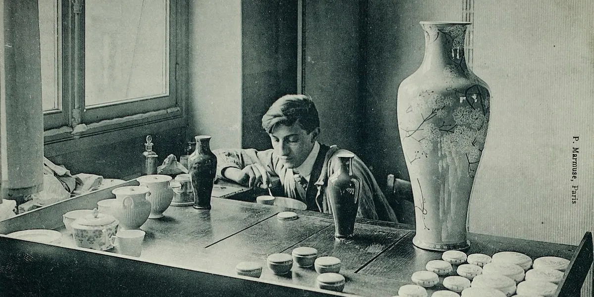Cartolina di Hauts-de-Seine, Manufacture Nationale de Sèvres - Atelier de Dorure, 1900. Archivio dipartimentale dell'Hauts-de-Seine, Licenza aperta, via Wikimedia Commons (dettaglio)