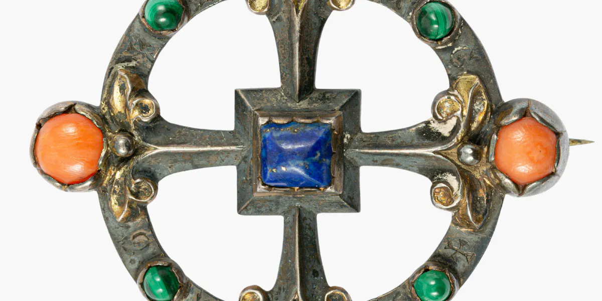 The 'Gibson' bridesmaid brooch, designed by William Burges in 1863. Photo © Gildings Auctioneers (detail)