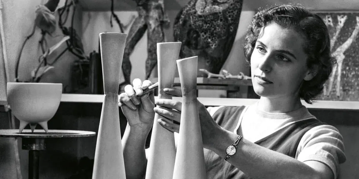 Photograph of the Finnish-Swedish ceramist Lillemor Mannerheim (1927–1994). Photo public domain (detail)
