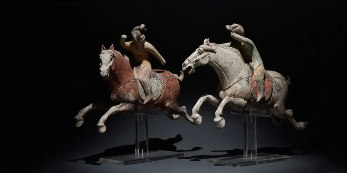 Coppia di giocatori di polo in terracotta cinesi della dinastia Tang, testati TL. Foto © Pax Romana 
