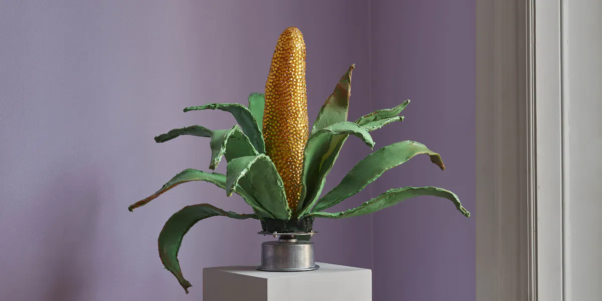 Nathalie Djurberg e Hans Berg, "Worship (Corn Cob)", 2016, tessuto, resina epossidica, silicone, vernice, cristalli Swarovski, filo, motore, ca. 49 x 47 x 37 cm (dettaglio). Foto © CFHILL