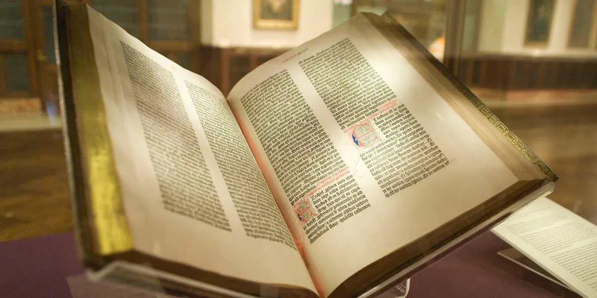 La Bibbia di Gutenberg completa della New York Public Library. Acquistata da James Lenox nel 1847, fu la prima copia acquistata da un cittadino statunitense. Di NYC Wanderer (Kevin Eng) - originariamente pubblicato su Flickr come Gutenberg Bible, CC BY-SA 2.0 (dettaglio)