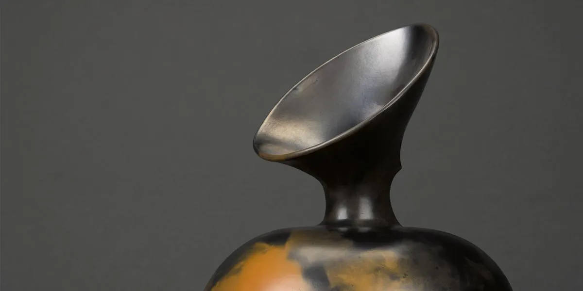 Dame Magdalene Odundo (*1950), Untitled, 1986, signiert und datiert (unterseitig), Terrakotta brüniert, Höhe 32 cm. Foto © Sotheby's (Detail)