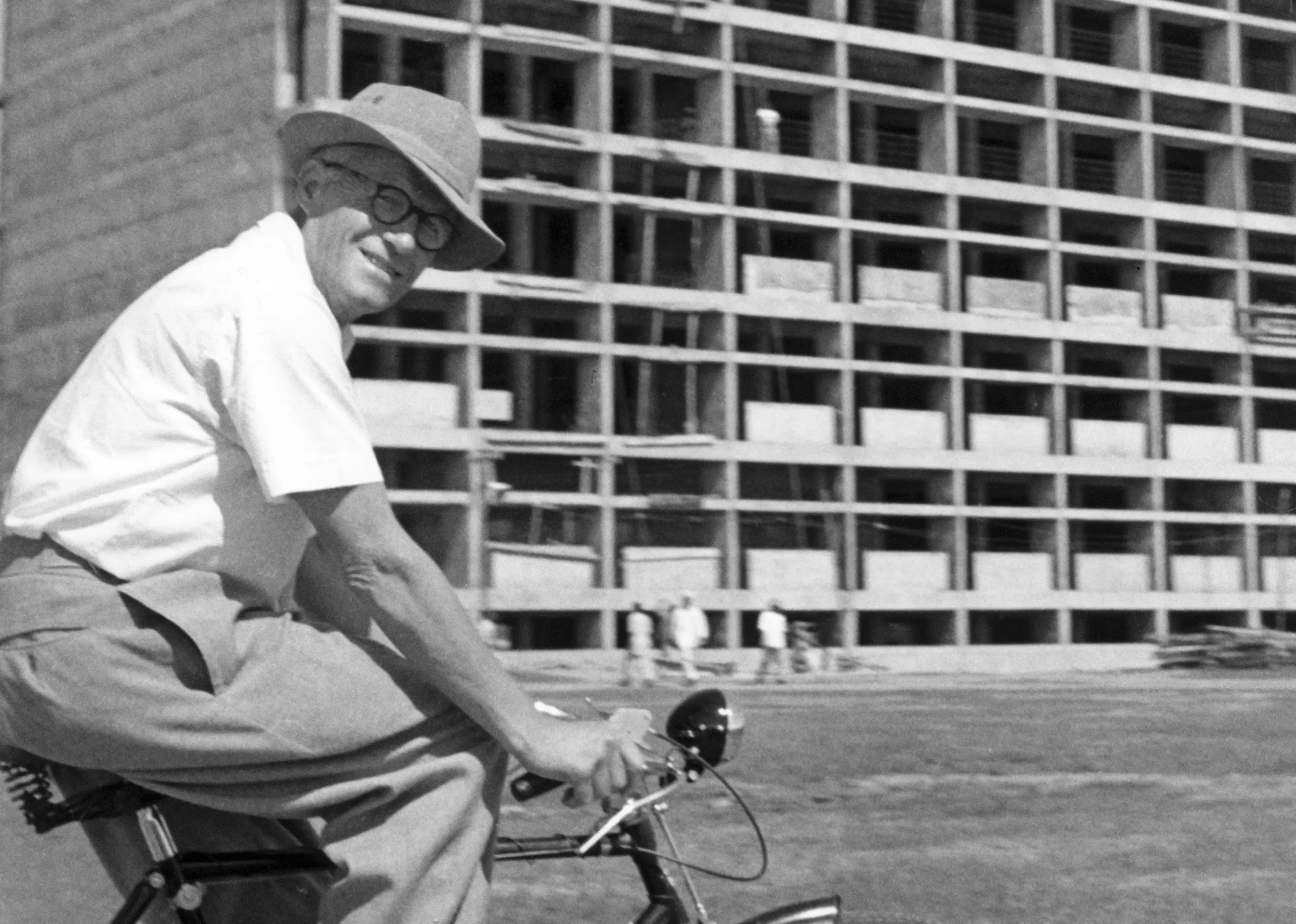 wiss architect Pierre Jeanneret on a construction site in Chandigarh, India, in 1955. Photo: Getty Images - Denis BRIHAT/Gamma-Rapho