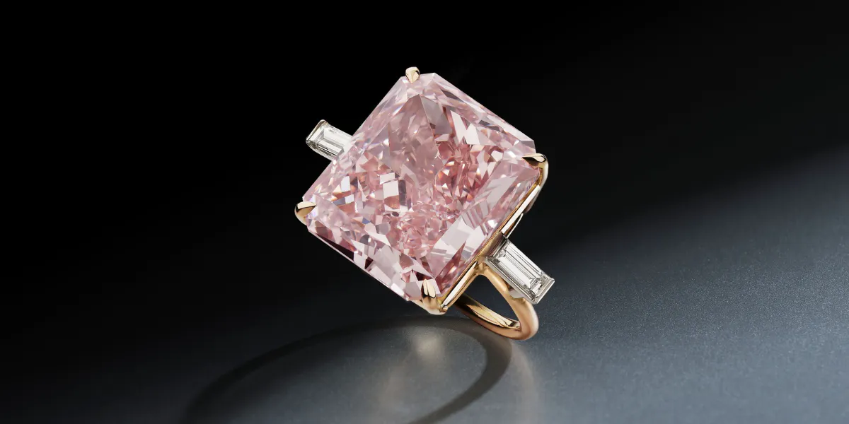 Un anello con diamante Fancy Intense Pink e due diamanti taglio baguette sarà messo all'asta da Phillips a Ginevra il 6 novembre 2023. Foto © Phillips