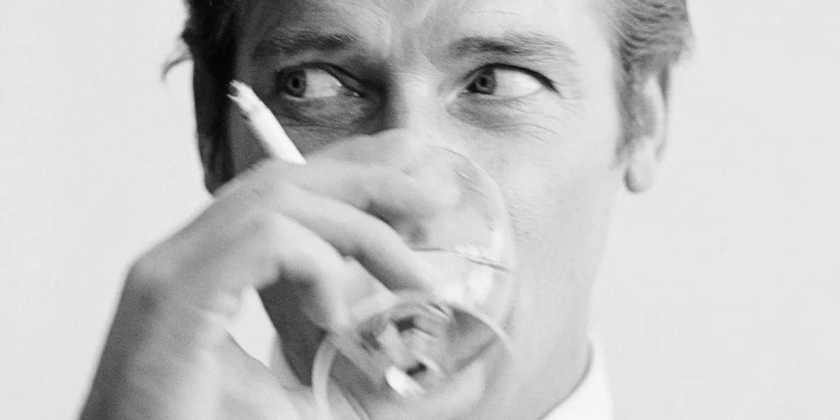 L'attore inglese Roger Moore beve un Martini, 17 luglio 1968. Moore ha recentemente ricevuto il suo secondo premio Bravo Otto come attore televisivo più popolare, dalla rivista tedesca Bravo, per la sua serie televisiva thriller di spionaggio, "The Saint". (Foto di Peter Ruck/BIPs/Getty Images)