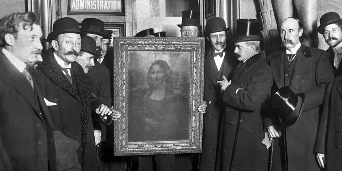 PARIS - JANUARY 4: People gather around the Mona Lisa on January 4, 1914 in Paris, France, after it was stolen from the Louvre Museum by Vincenzo Peruggia in 1911. (Photo by Roger-Viollet/Getty Images)