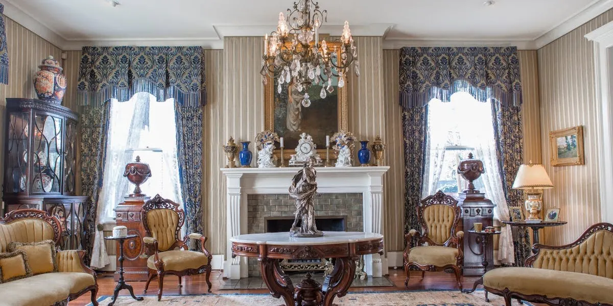 Im Salon von Rose Hill. Foto © New Orleans Auction Galleries