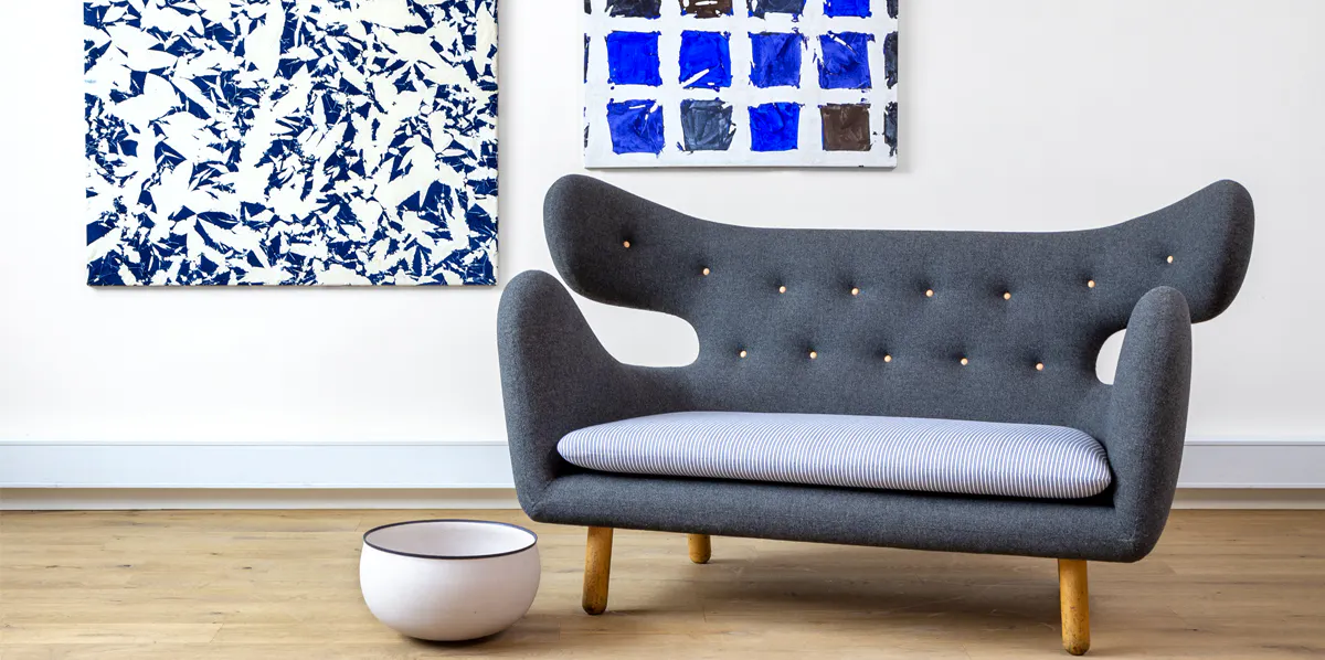 Finn Julhs ‘Elephant Sofa’ samt Simon Hantaïs ‘Étude’ och ‘Tabula’. Foto: Bruun Rasmussen