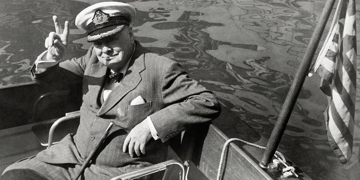 L'ancien Premier ministre britannique Winston Churchill lors d’une traversée en bateau à moteur dans le port de Safi, au Maroc. Il se rend sur le yacht Christina d'Aristote Onassis (détail). Photo Getty Images