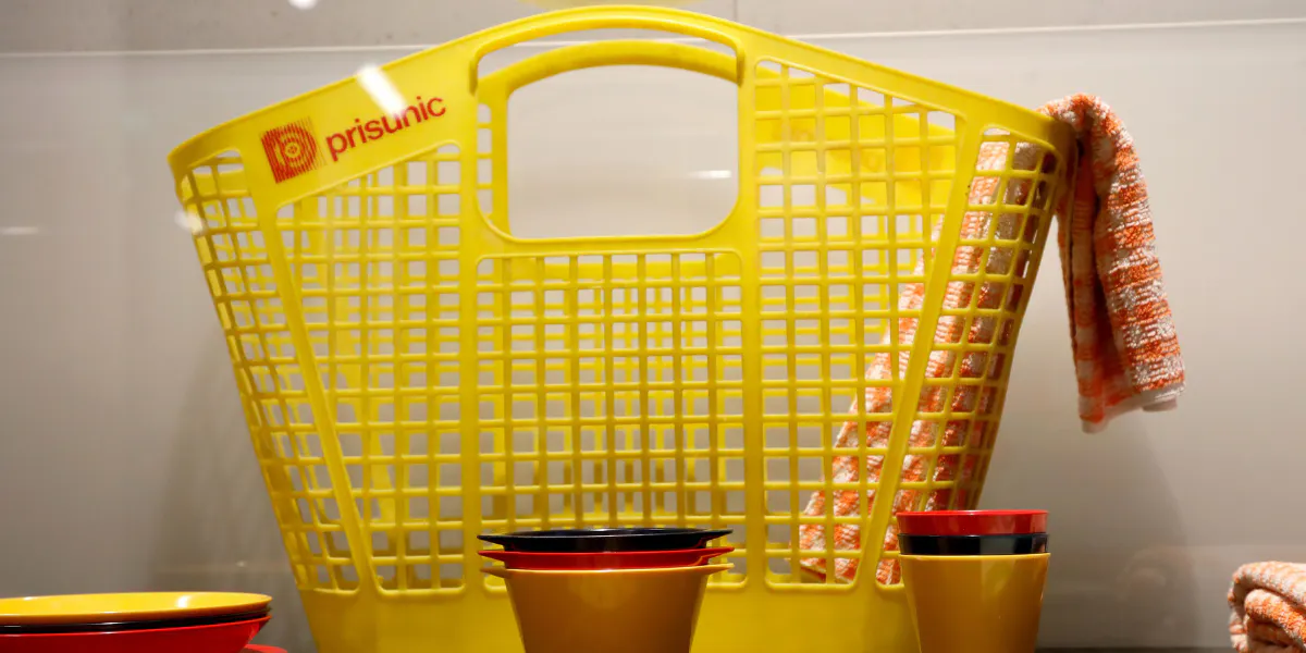 Cette photo prise le 17 octobre 2018 montre un panier de Prisunic lors de l'exposition " La folle histoire du design " au musée des Arts décoratifs à Paris. FRANCOIS GUILLOT/AFP via Getty Images (détail)