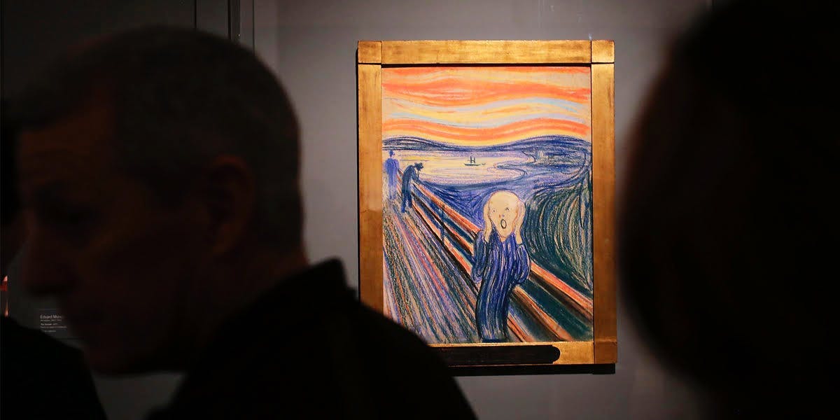 Les spectateurs regardent « Le Cri » d'Edvard Munch au Museum of Modern Art (MOMA) de New York, présenté lors d'une exposition de six mois en 2012. Le tableau le plus célèbre de l'artiste norvégien, et l'une des peintures les plus emblématiques du monde, a été vendu pour près de 120 millions de dollars ( 90 millions d'euros) chez Sotheby's en mai 2012 et reste la seule des quatre versions en mains privées, image © Spencer Platt / Getty Images