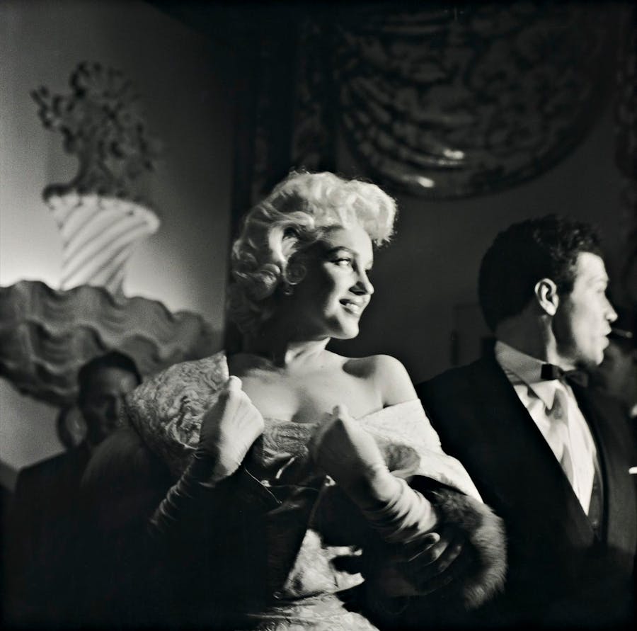 Marilyn Monroe alla prima di "East of Eden" a New York City. Questa foto è stata scattata da Eve Arnold, la prima fotografa donna di Magnum Photos. Foto © Phillips