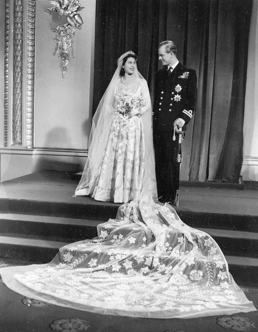 This is the official wedding picture of Princess Elizabeth and her new husband Prince Philip, Duke of Edinburgh, made after their return to Buckingham Palace after their marriage in Westminster Abbey, Nov. 20, 1947. By Associated Press - n-tv.de, Public Domain