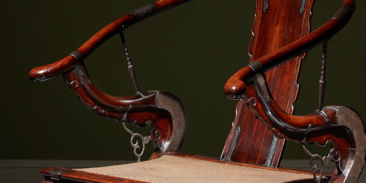 Seltener Huanghuali-Faltsessel mit hufeisenförmiger Rückenlehne aus der Sir Josef Hotung Collection, Ming-Dynastie. Foto © Sotheby's (Detail)