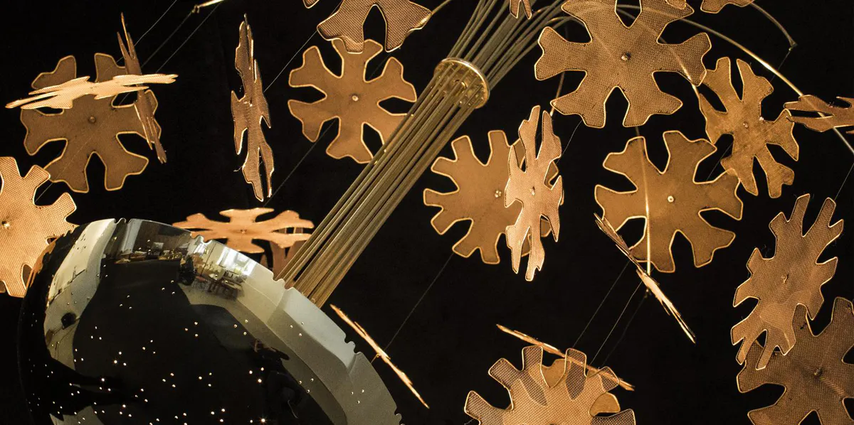 Paavo Tynell, ’9041 Snowflake’, ljuskrona i mässing med 40 snöflingor, formgiven 1948 för Finland House i New York, tillverkad av Taito Oy. Foto: Annmaris