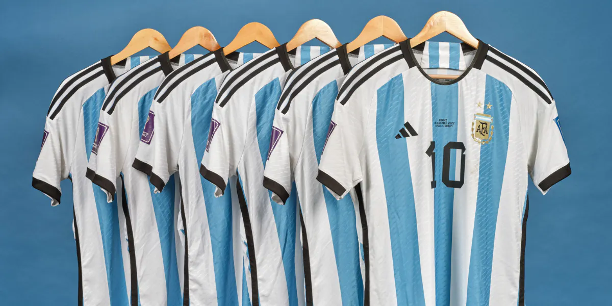 Le maglie indossate da Lionel Messi durante la Coppa del Mondo 2022. Foto © Sotheby's