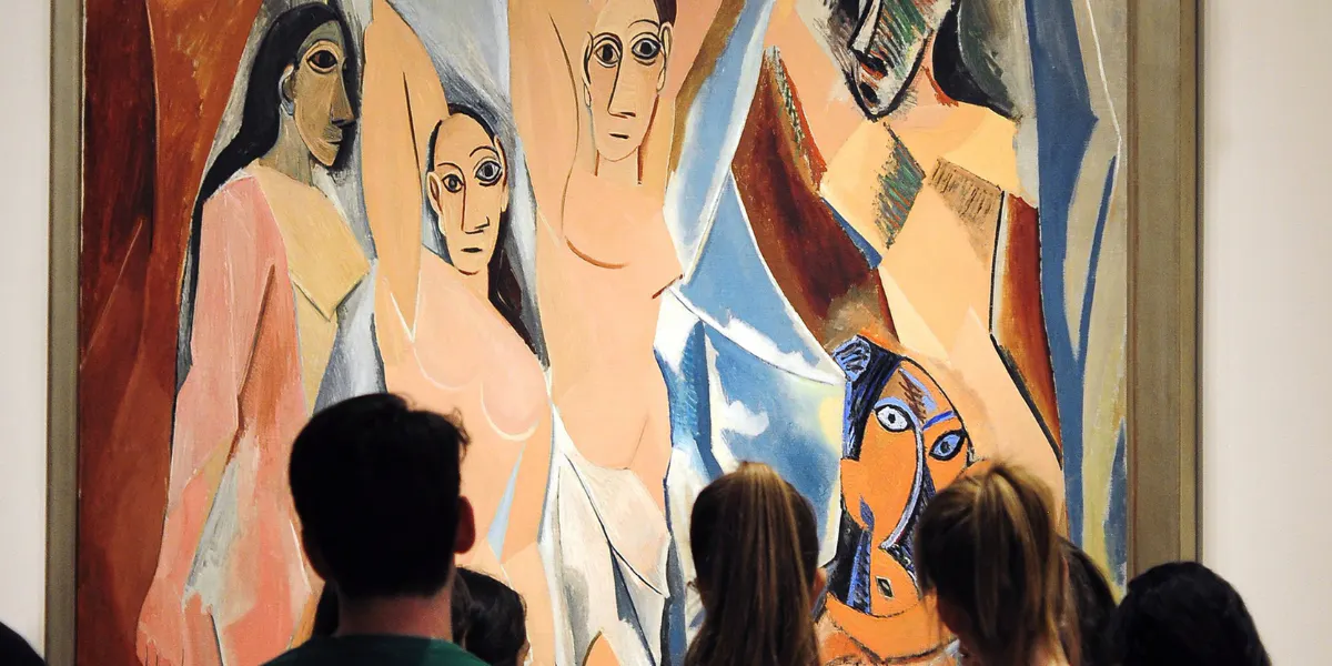 NEW YORK, NY – 26. April 2015: Besucher des Museum of Modern Art (MoMA) betrachten das Gemälde „Les Demoiselles d’Avignon“ von Pablo Picasso aus dem Jahr 1907, das im Museum in Midtown Manhattan, New York City, ausgestellt ist. (Foto von Robert Alexander/Getty Images) (Detail)