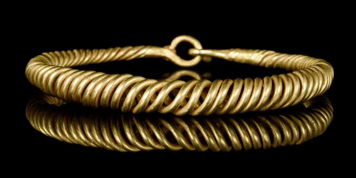 Raro bracciale romano intrecciato in oro. Foto © Pax Romana 