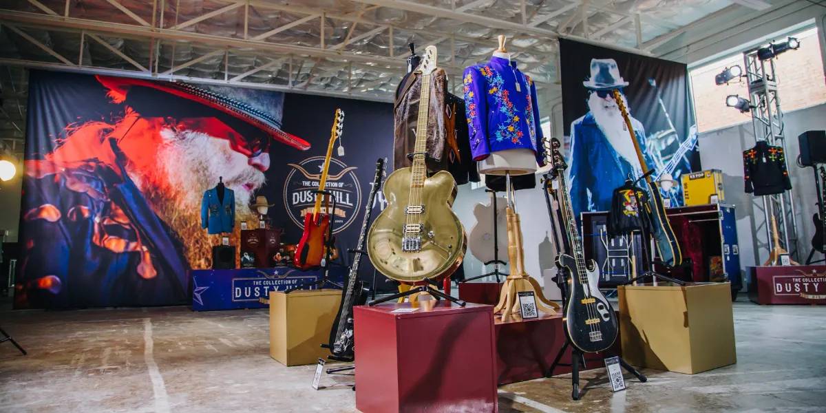 L'asta della collezione di Dusty Hill degli ZZ Top. Immagine © Julien's Auctions (dettaglio)