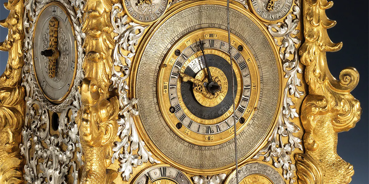 Astronomische Tischuhr des Meisters Hieronymus Syx (1680 – 1726), Augsburg, um 1705, Gehäuse teilvergoldet, mit Silber und seltenem Kunckel-Goldrubinglas, signiert, Augsburger Pyr-Marken (Zirbelnuss), 78,7 x 32,4 x 26,4 cm. Foto © Hampel (Detail)
