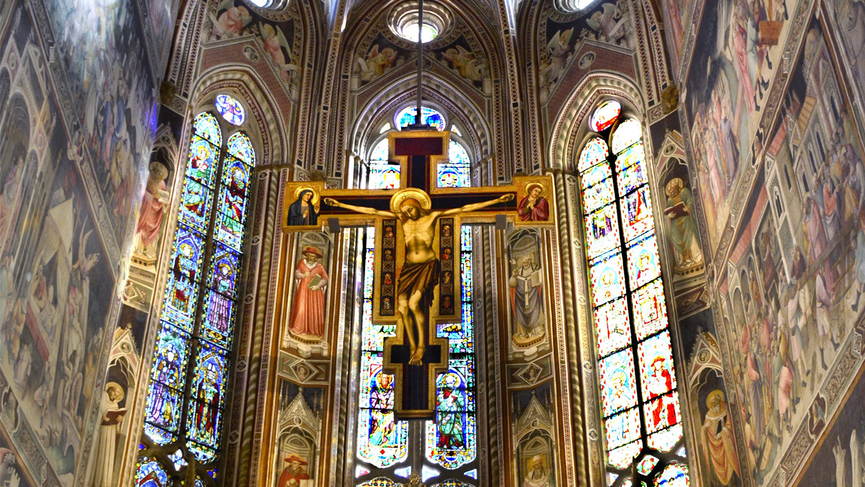  Nave de la Basílica de Santa Croce en Florencia, Italia, Crocifisso Cimabue, crucifijo pintado por Cimabue en 1287. Foto de Robert Alexander vía Getty Images