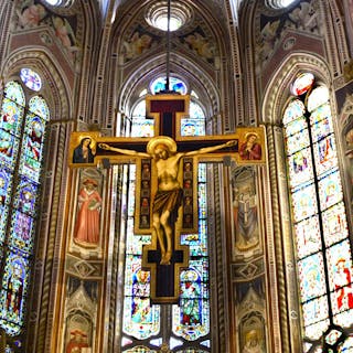 Nave de la Basílica de Santa Croce en Florencia, Italia, Crocifisso Cimabue, crucifijo pintado por Cimabue en 1287. Foto de Robert Alexander vía Getty Images