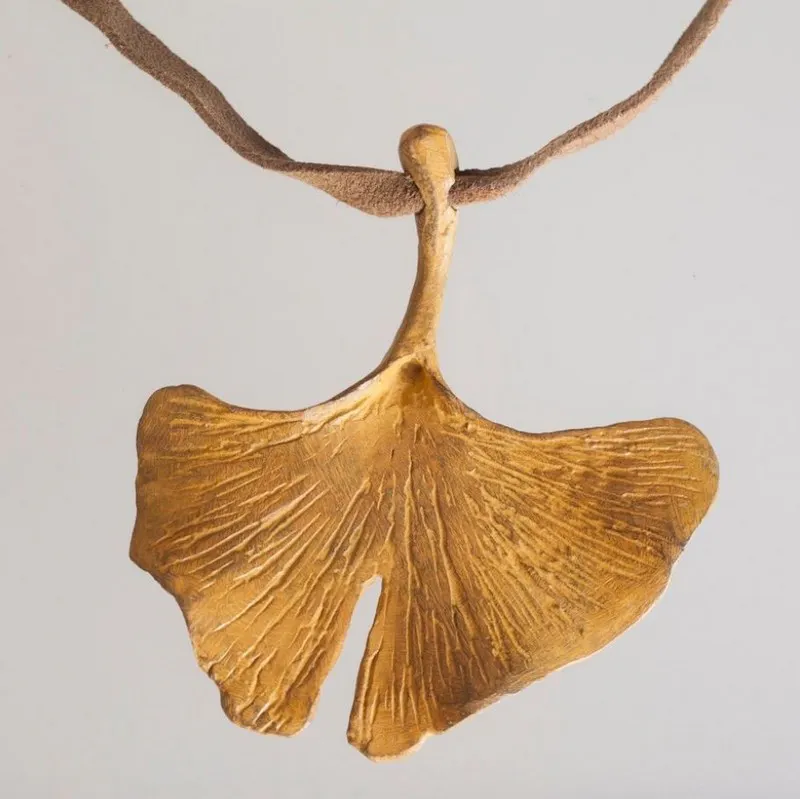 ANTONIO VALVERDE. Hoja Gynko. Colgante en bronce (2013). Precio fijado 80 €
