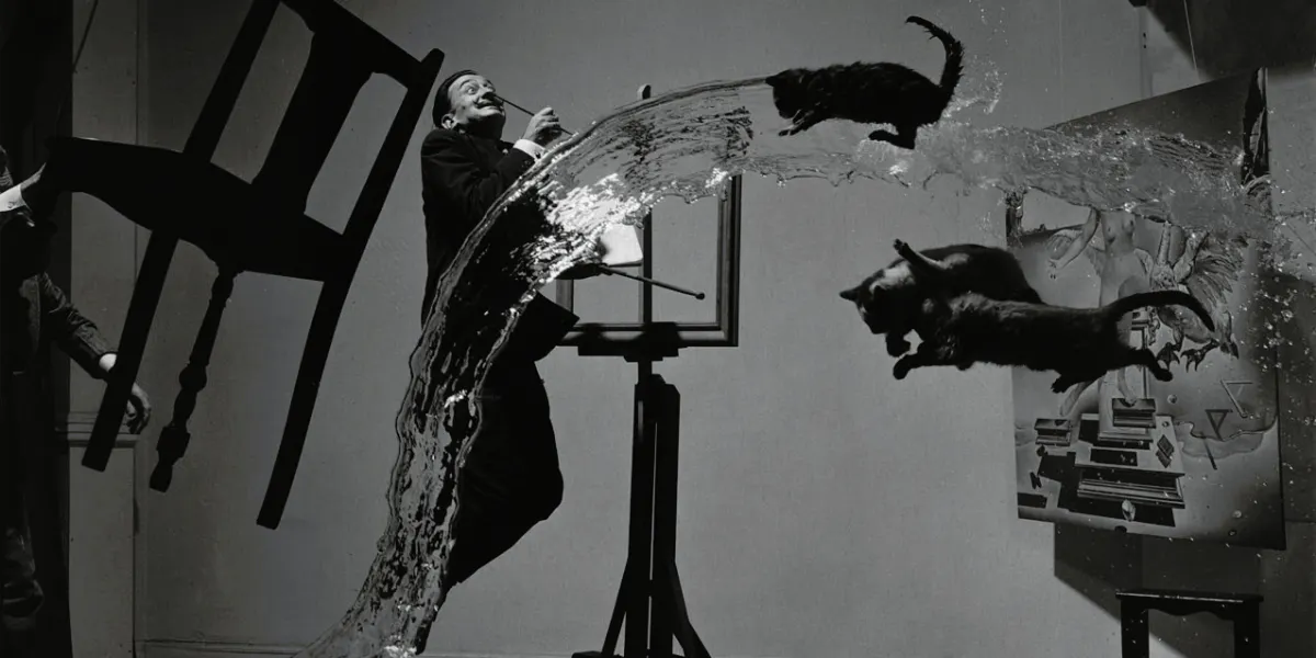 Dalí Atomicus, foto av Philippe Halsman (1948), innan stödvajrarna avlägsnades från bilden. Foto CCØ