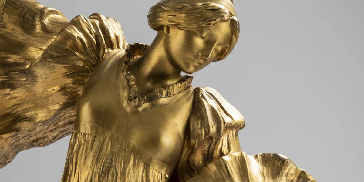 Agathon Léonard (alias Léonard van Weydeveldt), "Danseuse au Cothurne" aus dem Tafelaufsatz "le Jeu de l'Echarpe", 1898, signiert, Gießerstempel von Susse Frères Paris, vergoldete Bronze, H. 53 cm. Foto © Quittenbaum (Detail)