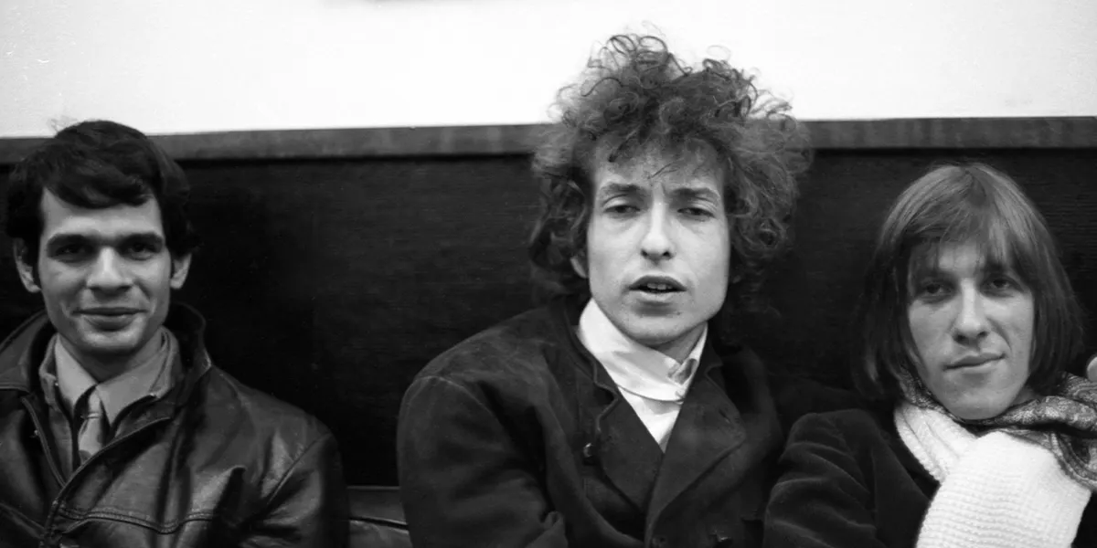 1966: I musicisti Al Kooper, Bob Dylan (al centro) e Doug Sahm (a destra, del Sir Douglas Quintet) posano per un ritratto nel 1966. Donaldson Collection / Contributor. Foto di Alice Ochs/Michael Ochs Archives/Getty Images