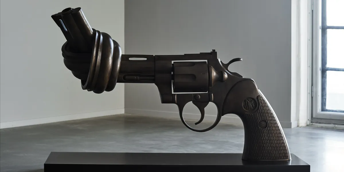 Carl Fredrik Reuterswärds skulptur 'Non-Violence' såldes för 1,7 miljoner, vilket är ett nytt rekord för konstnären. Foto © Uppsala Auktionskammare