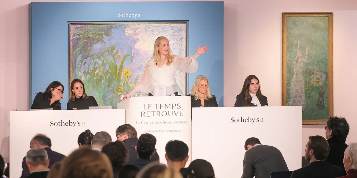 Aurelie Vandervoorde (Head of Impressionist & Modern Art, Sothebys) nimmt während der Versteigerung der Sammlung Schlumberger bei Sotheby’s in Paris Gebote entgegen. Foto © Micha Patault / Sotheby’s (Detail)