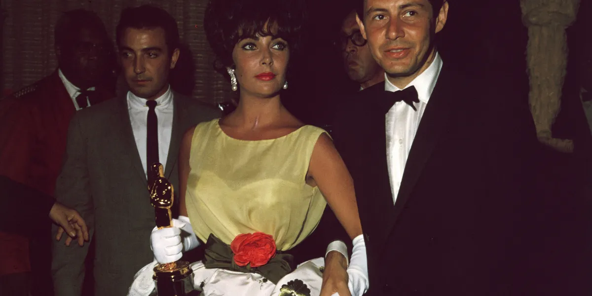 17 aprile 1961: L'attrice britannica Elizabeth Taylor, con in mano l'Oscar vinto come miglior attrice nel film del regista Daniel Mann, "Butterfield 8" (Venere in visone), e il marito, il cantante/attore americano Eddie Fisher, agli Academy Awards, Santa Monica, California. Foto di Darlene Hammond/Hulton Archive/Getty Images 