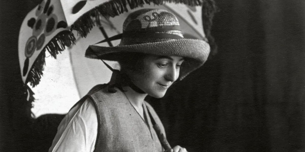 Sonia Delaunay à Madrid en 1920 portant quelques créations de « Casa Sonia ». Photo attribuée à Zokcoll © Musée Thyssen via Wikimedia Commons (détail)