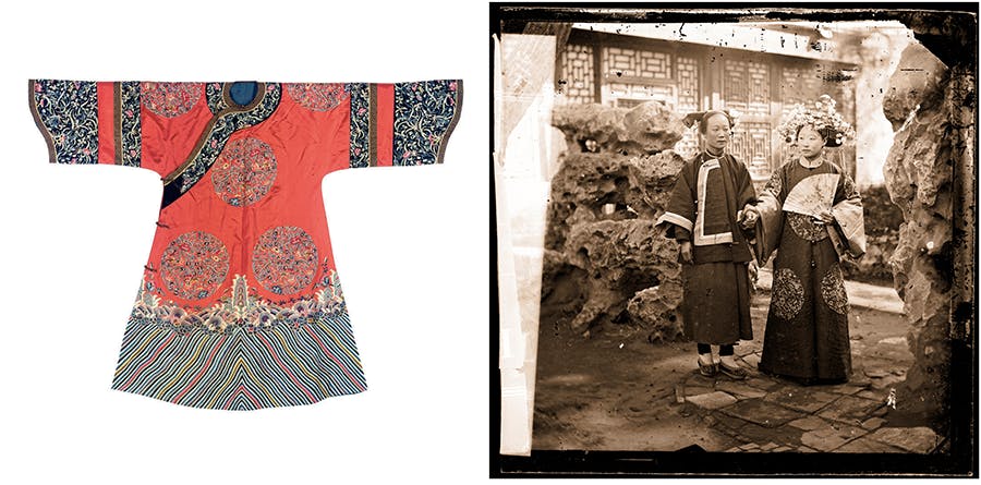 Vänster: Mandschu-brudklänning, 1900-tal. Foto © Christie's. Höger: Mandschu-brud i brudklänning med betjänt, Beijing 1869, fotografi av John Thomson. Foto public domain