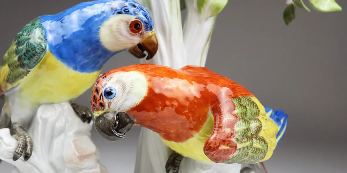 Papageien-Paar auf Zitronenbaum und Fels (Detail), Meissen, Modell v. Johann Joachim Kändler um 1745. Foto © Franke