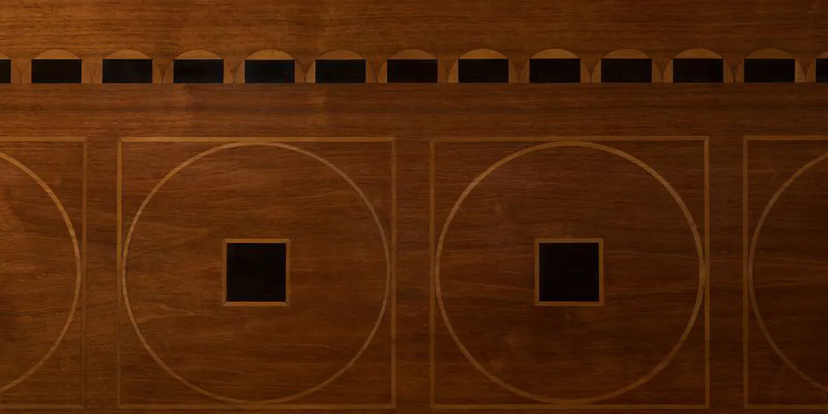 Peter Behrens, Klavier (Pianino), 1905, Ausführung: Albert Rudolf Ibach, Schwelm, Nussbaum, Ahorn, Birnbaum, Messing, Elfenbein, Ebenholz, H. 127 cm, 145 x 60 cm. Foto © Quittenbaum Kunstauktionen (Detail)