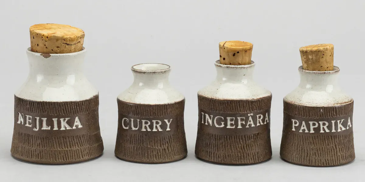 Signe Persson-Melin, pots à épices, grès. Photo © Bukowskis (détail)