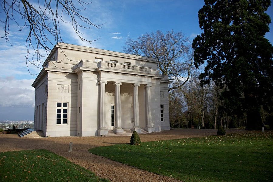 Pavillon de musique classique à Louveciennes, construit en 1771, image © Jean-Marie Hullot via Wikimedia Commons