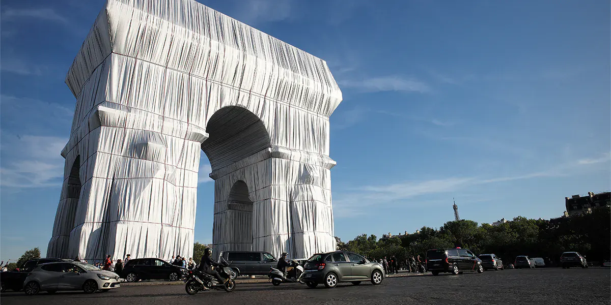 PARIS, FRANKRIKE 22 SEPTEMBER: Triumfbågen, som är insvept i tyg som en del av ett projekt av den bulgarisk-amerikanska konstnären Christo Javacheff, har varit utställd i Paris sedan den 22 september 2021. Triumfbågen har lindats in i 25 000 kvadratmeter silverfärgad, återvinningsbar polypropen och 3 000 meter rött rep. Arbetet, som omfattade 95 personer, pågick i flera dagar. Christo och hans hustru Jeanne-Claude hade redan täckt Pont-Neuf i Paris, Reichstag i Berlin och Floating Quays i Italien. Christo och Jeanne-Claude hade arbetat med materialet till Triumfbågen sedan 1962. Jeanne Claude dog 2009, Christo 2020. Projektet slutfördes av Christos brorson Vladimir Javacheff. Foto av Antoine Gyori\ Corbis via Getty Images (detalj).