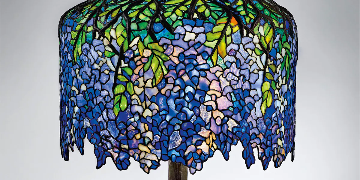 Tiffany Studios, Lampada da tavolo 'Wisteria' ("glicine"), 1905 circa, vetro piombato, bronzo patinato, con base "Albero". Foto © Christie's (dettaglio)